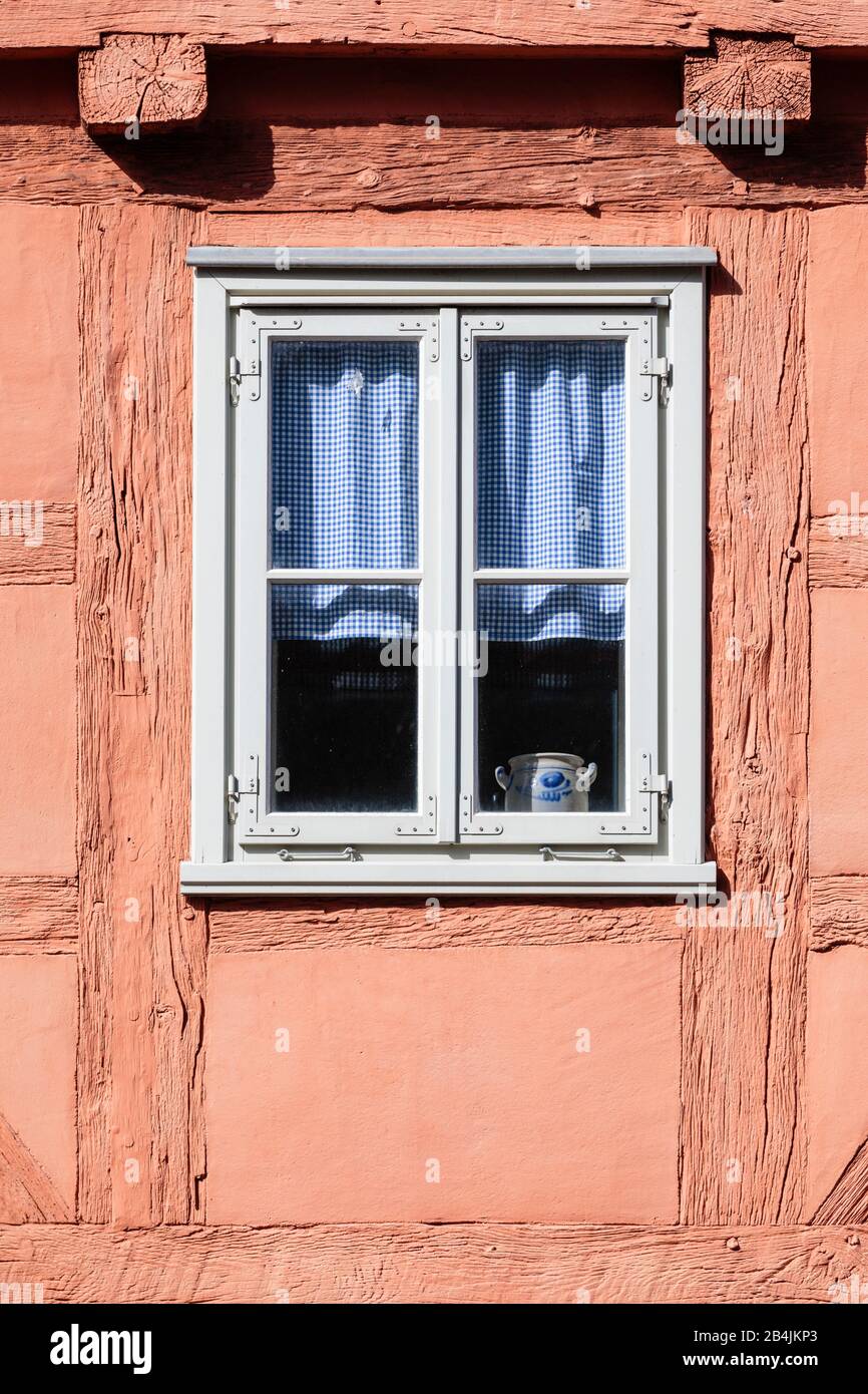 Europa, Deutschland, Niedersachsen, Gandersheim. Fenster und Gefach eines malerischen alten Fachwerkhauses in der Altstadt. Stock Photo