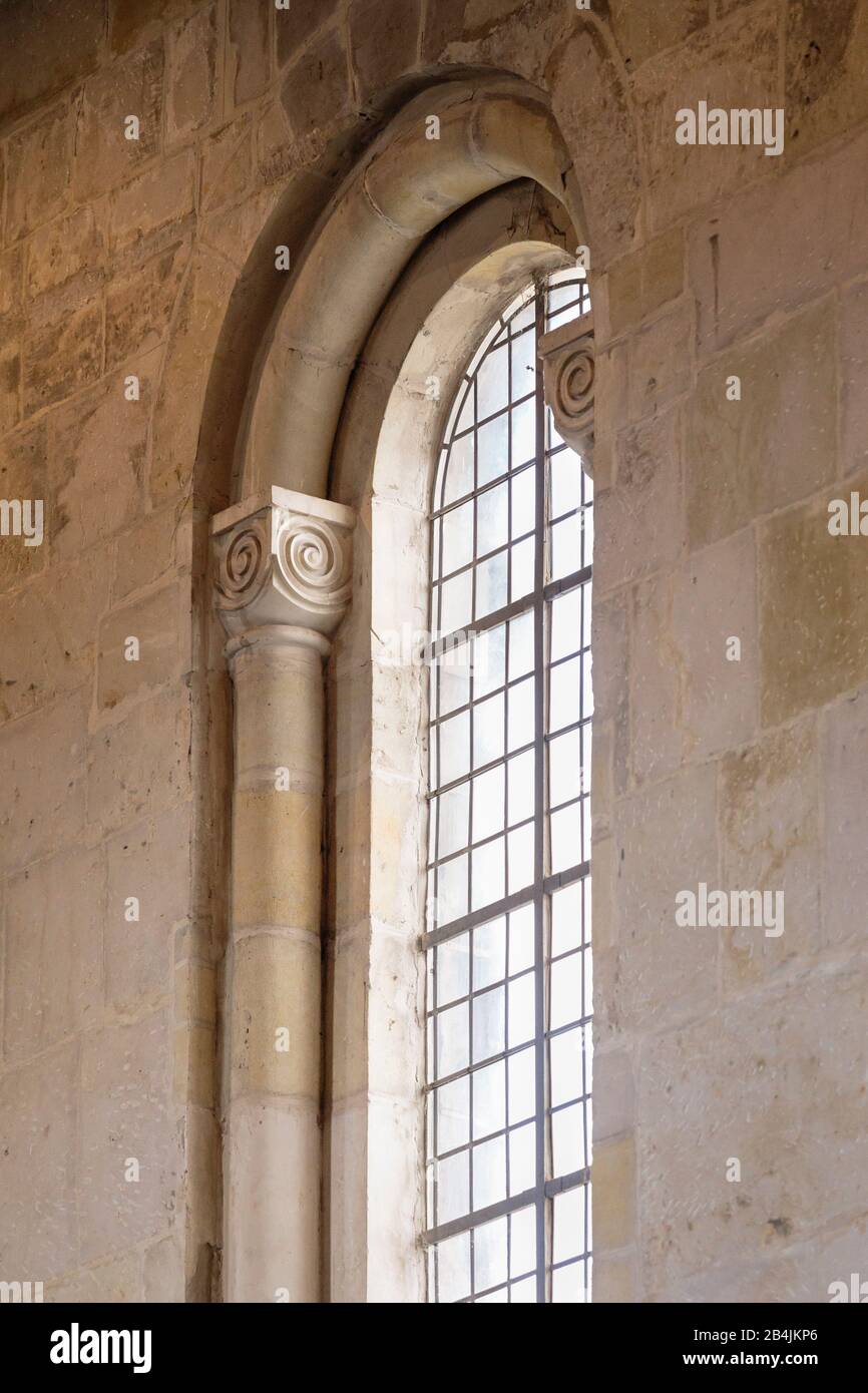 Europa, Deutschland, Sachsen-Anhalt, Quedlinburg. Romanisches Fensterdetail im Kirchenschiff im Quedlinburger Dom. Stock Photo
