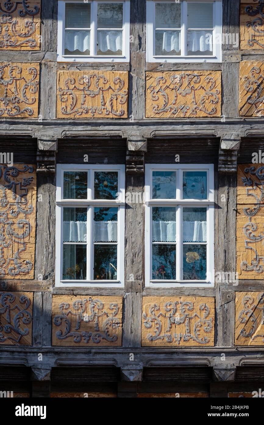 Europa, Deutschland, Sachsen-Anhalt, Quedlinburg. Die kunstvoll bemalte Fassade eines historischen Fachwerkhauses am Schlossplatz. Stock Photo