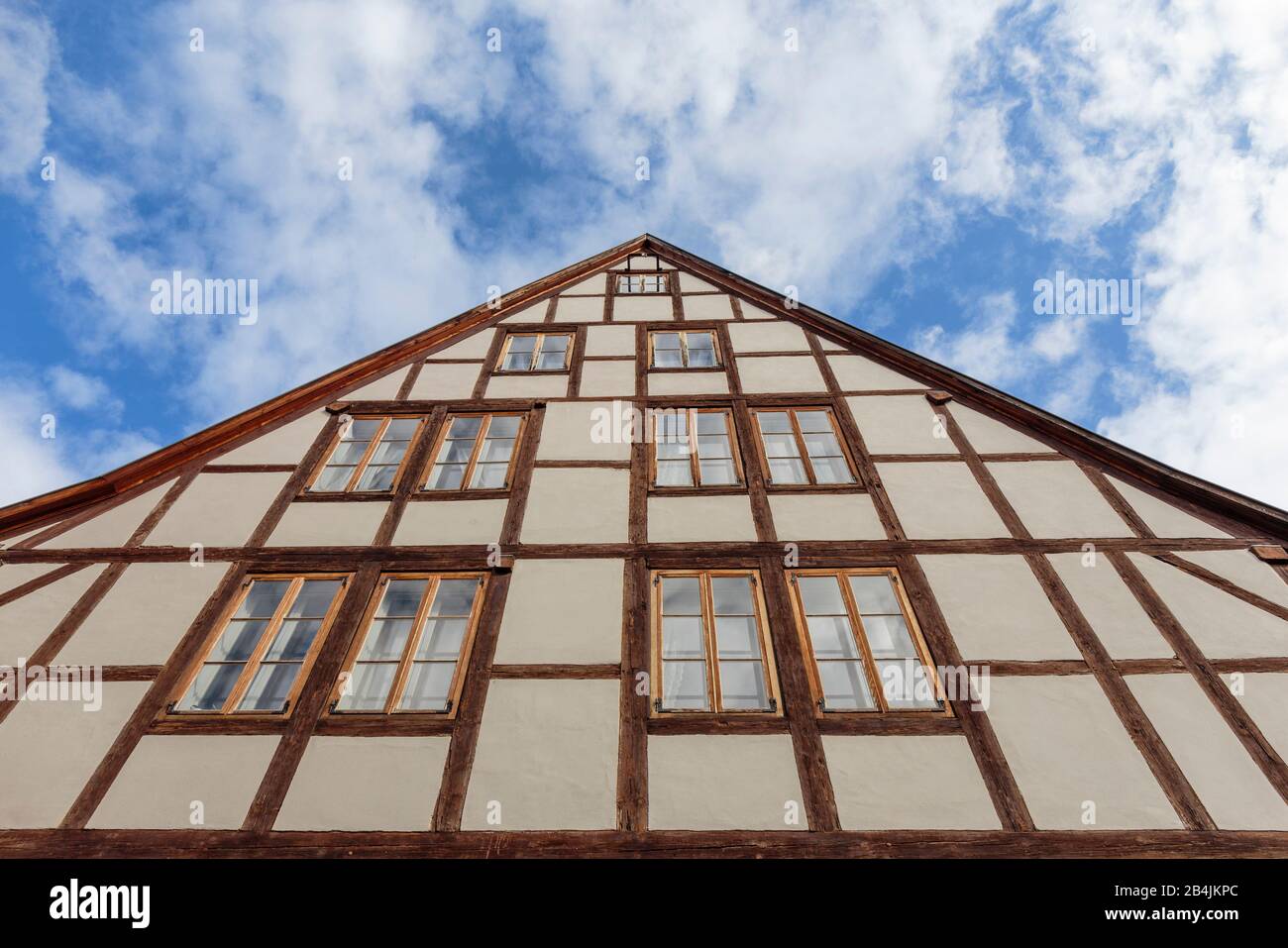 Europa, Deutschland, Sachsen-Anhalt, Quedlinburg. Sanierter Fachwerkgiebel eines großen Hauses in der Altstadt (Hölle 5) Stock Photo