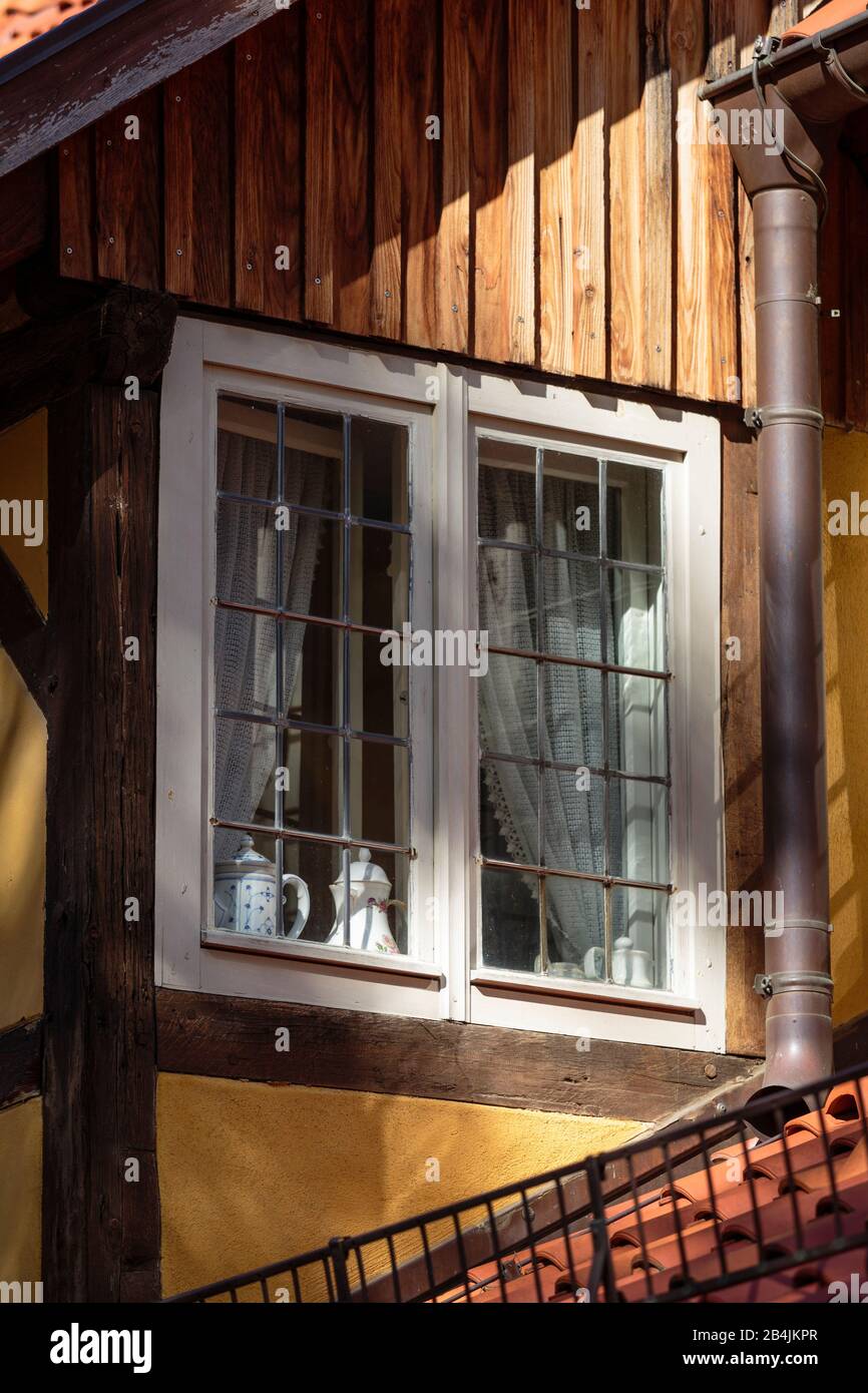 Europa, Deutschland, Sachsen-Anhalt, Quedlinburg. Fensterdetail eines Fachwerkhauses auf dem Schlossberg Stock Photo
