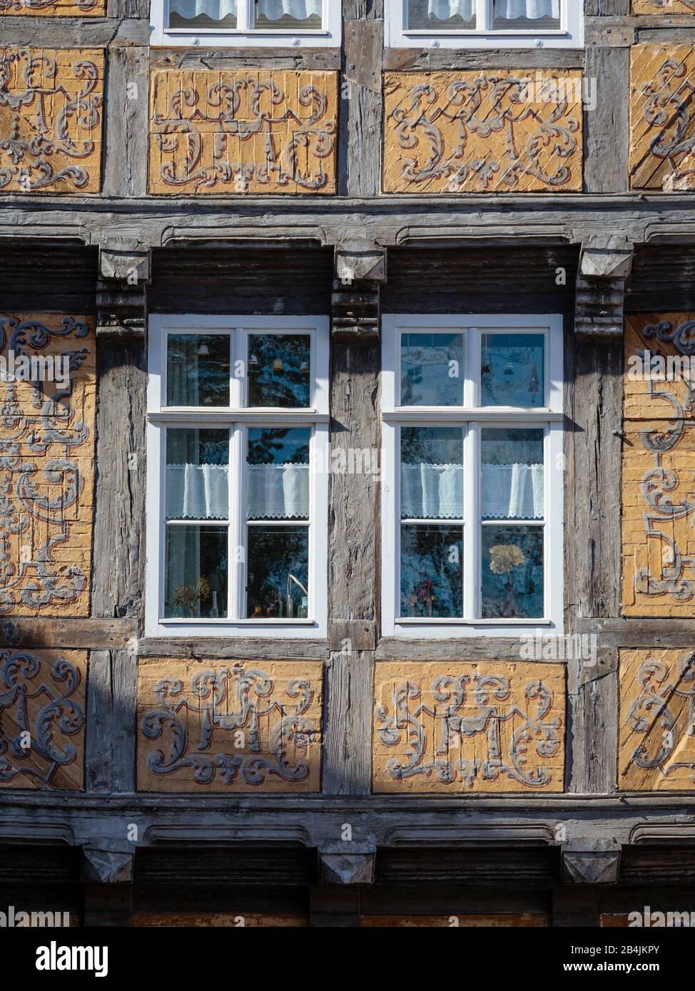 Europa, Deutschland, Sachsen-Anhalt, Quedlinburg. Die kunstvoll bemalte Fassade eines historischen Fachwerkhauses am Schlossplatz. Stock Photo