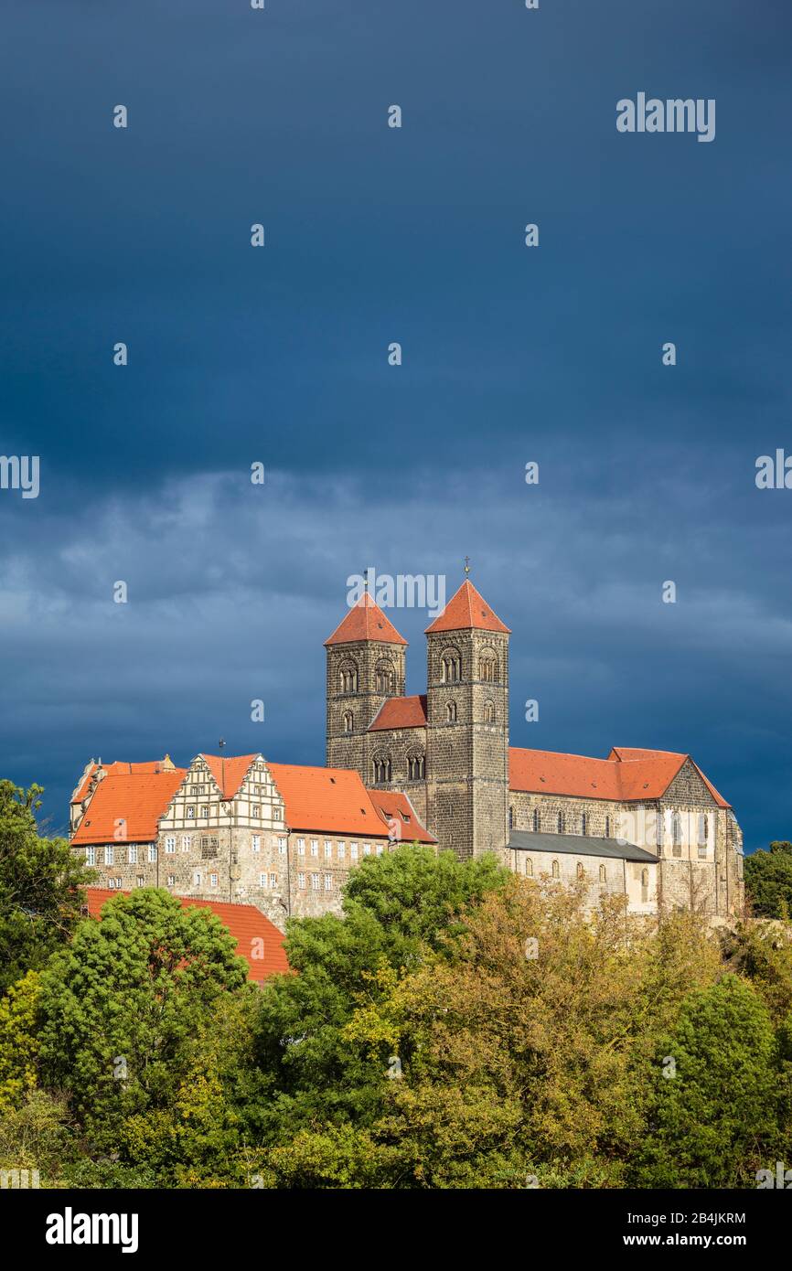 Europa, Deutschland, Sachsen-Anhalt, Quedlinburg. Vor einer Gewitterfront leuchtet der Dom in der Nachmittagssonne. Stock Photo