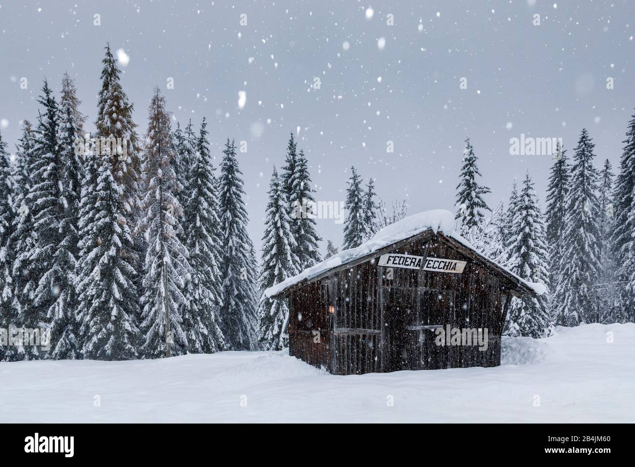 old wooden hut in the Ansiei valley in winter, Federavecchia, Auronzo di Cadore, Belluno, Veneto, Italy Stock Photo