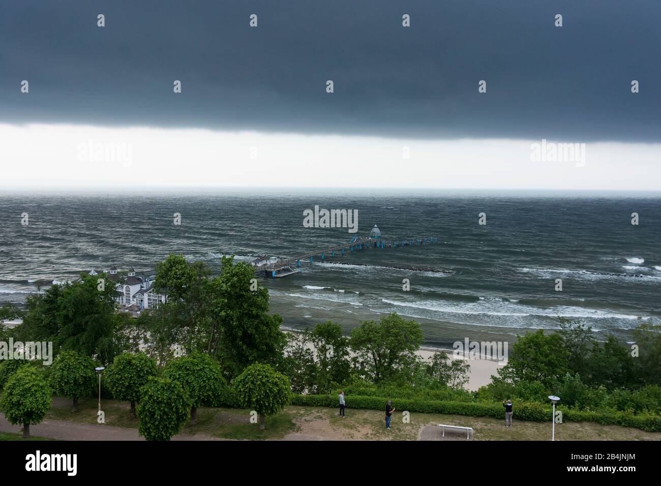 Rügen, Ostseebad Sellin, spektakuläre Roll Cloud (Arcus-Wolke, Böenwalze) über der Ostsee Stock Photo