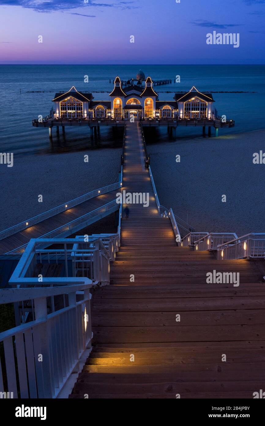 Rügen, Ostseebad Sellin, Seebrücke, Treppenabgang, beleuchtet, blaue Stunde Stock Photo