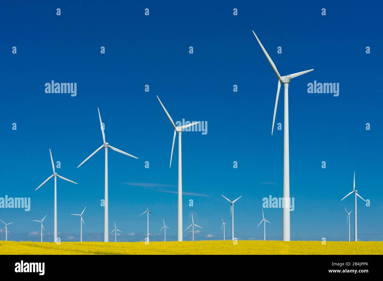 Windräder vor blauem Himmel, Symbolbild Windkraft, erneuerbare Energie Stock Photo