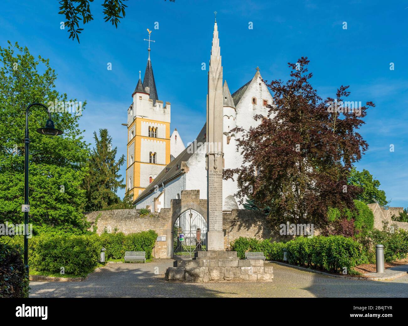 ev. Castle Church in Ingelheim, Rheinhessen, a late Gothic fortified church, surrounded by a defensive wall and medieval fortifications, characteristic of the spire towers and Marienfenster, the landmark of Ingelheim, Stock Photo