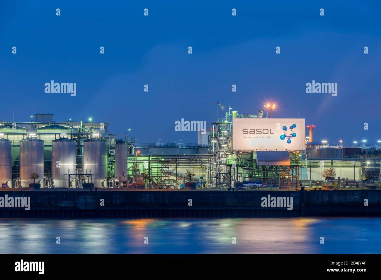 Germany, Hamburg, looking at the production facility of the South African chemical company Sasol in the Port of Hamburg, one of the world's largest manufacturers of synthetic fuels. Stock Photo