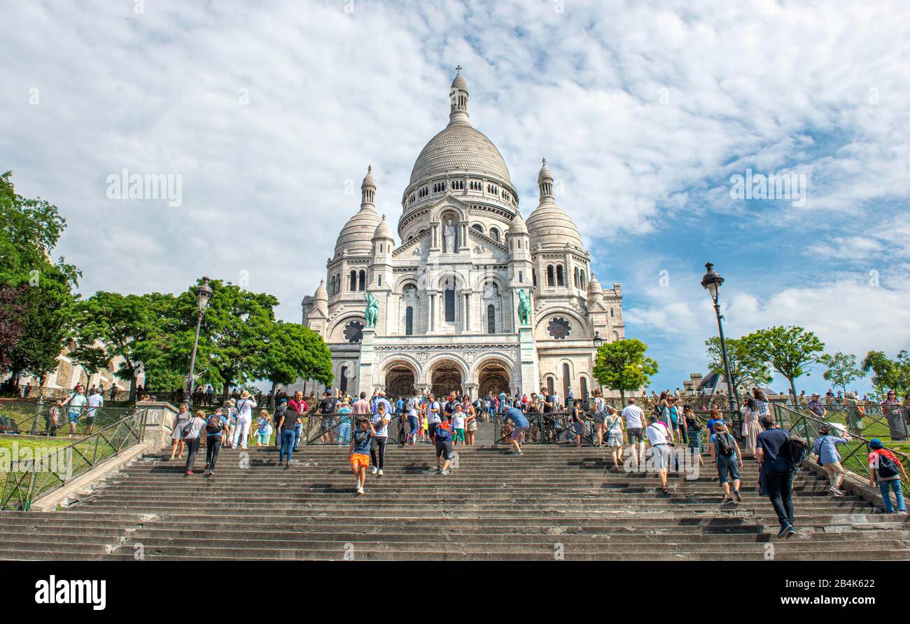 Tourists on the steps in front of the Sacre-Coeur Basilica, Montmartre, Paris, France Stock Photo