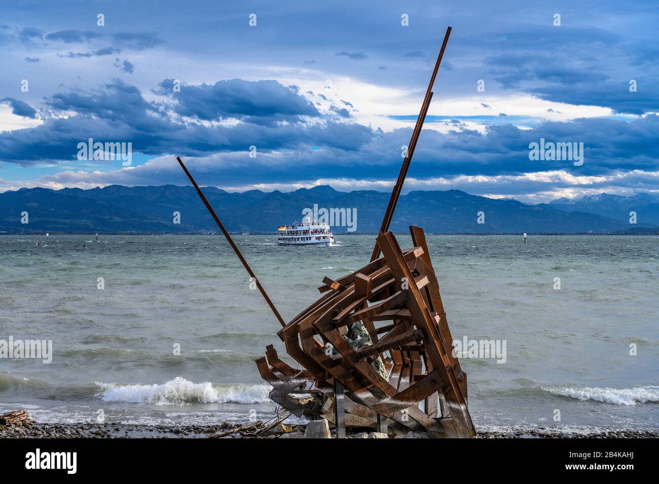 Deutschland, Bayern, Schwaben, Bodensee, Wasserburg, Bodenseeufer, Schiffswrack artwork Styx von Günther Beruhigens Stock Photo