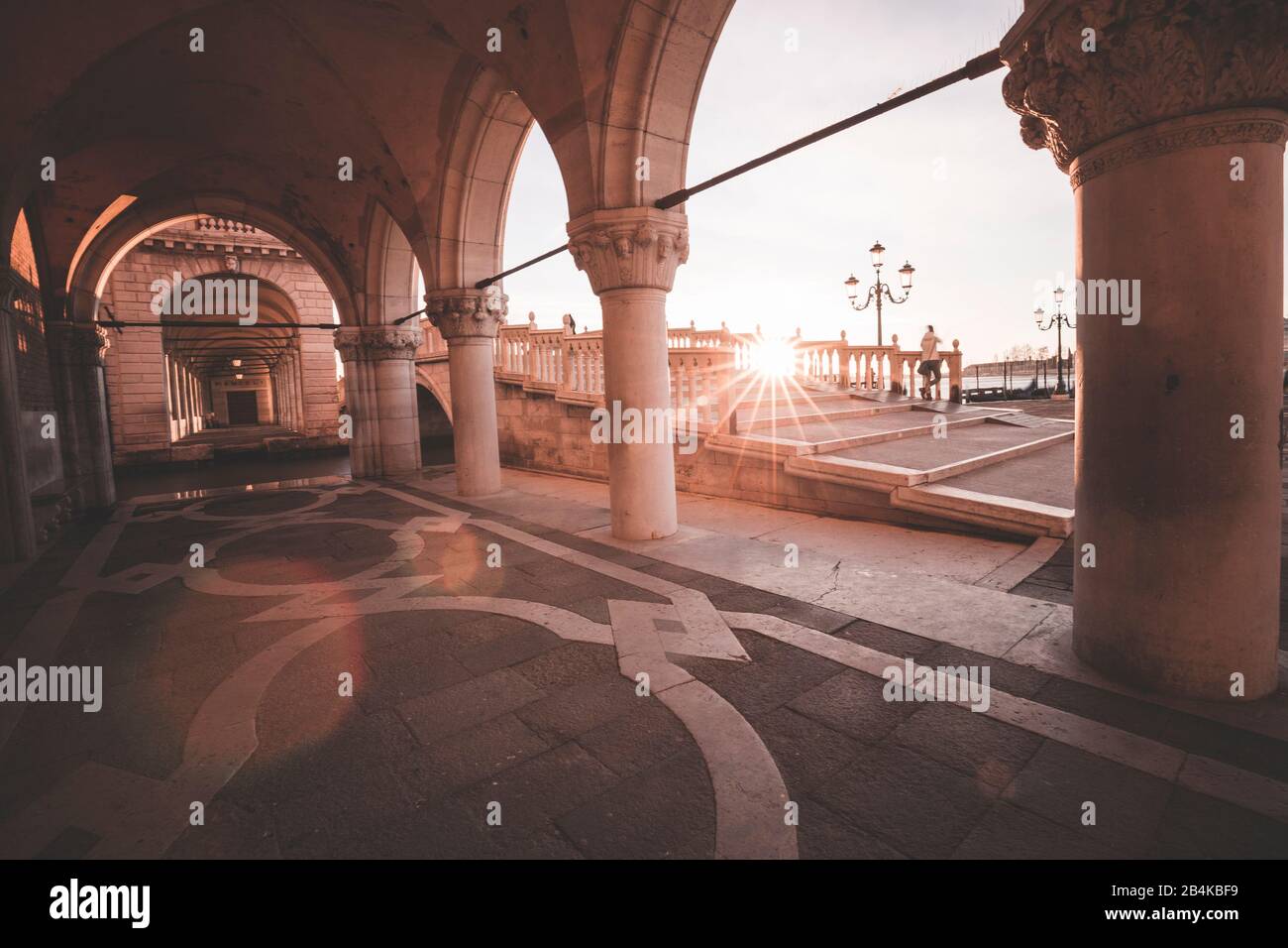 Arcade of the doges palace hi-res stock photography and images - Alamy