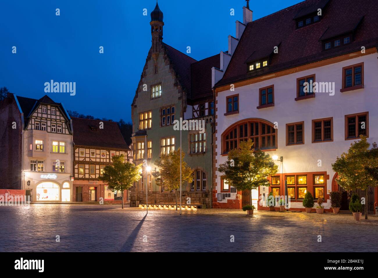 Deutschland, Thüringen, Schmalkalden, Altstadt, Altmark, Rathaus, Fachwerkhäuser, Geschäfte. Stock Photo