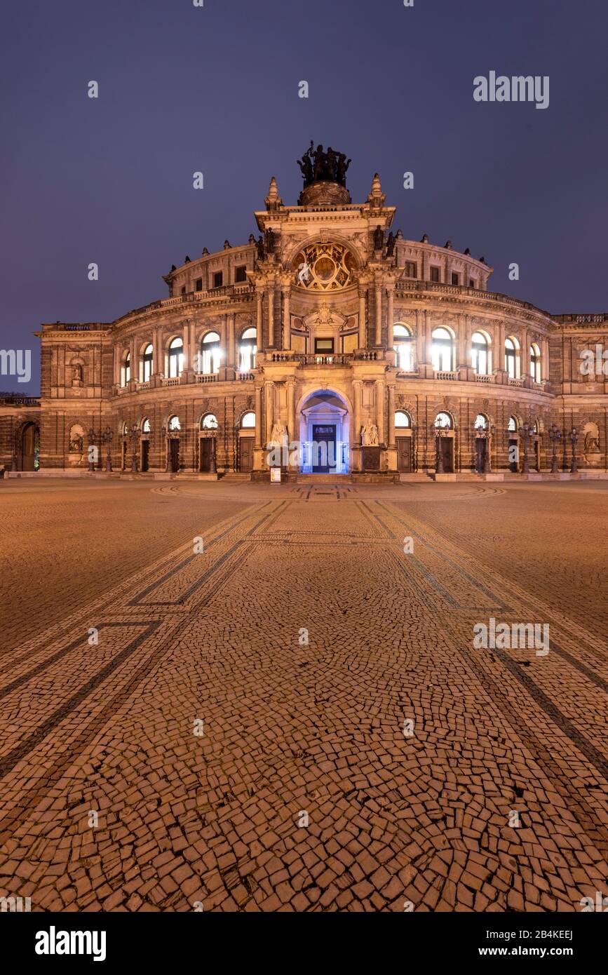 Deutschland, Sachsen. Dresden, beleuchtete Semperoper, nachts in Dresden, Freistaat Sachsen. Stock Photo
