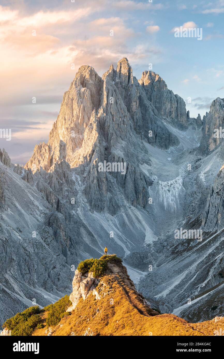 Hiker standing in front of the sharp peaks of Cadini di Misurina, Dolomites, Auronzo di Cadore, Belluno, Veneto, Italy Stock Photo