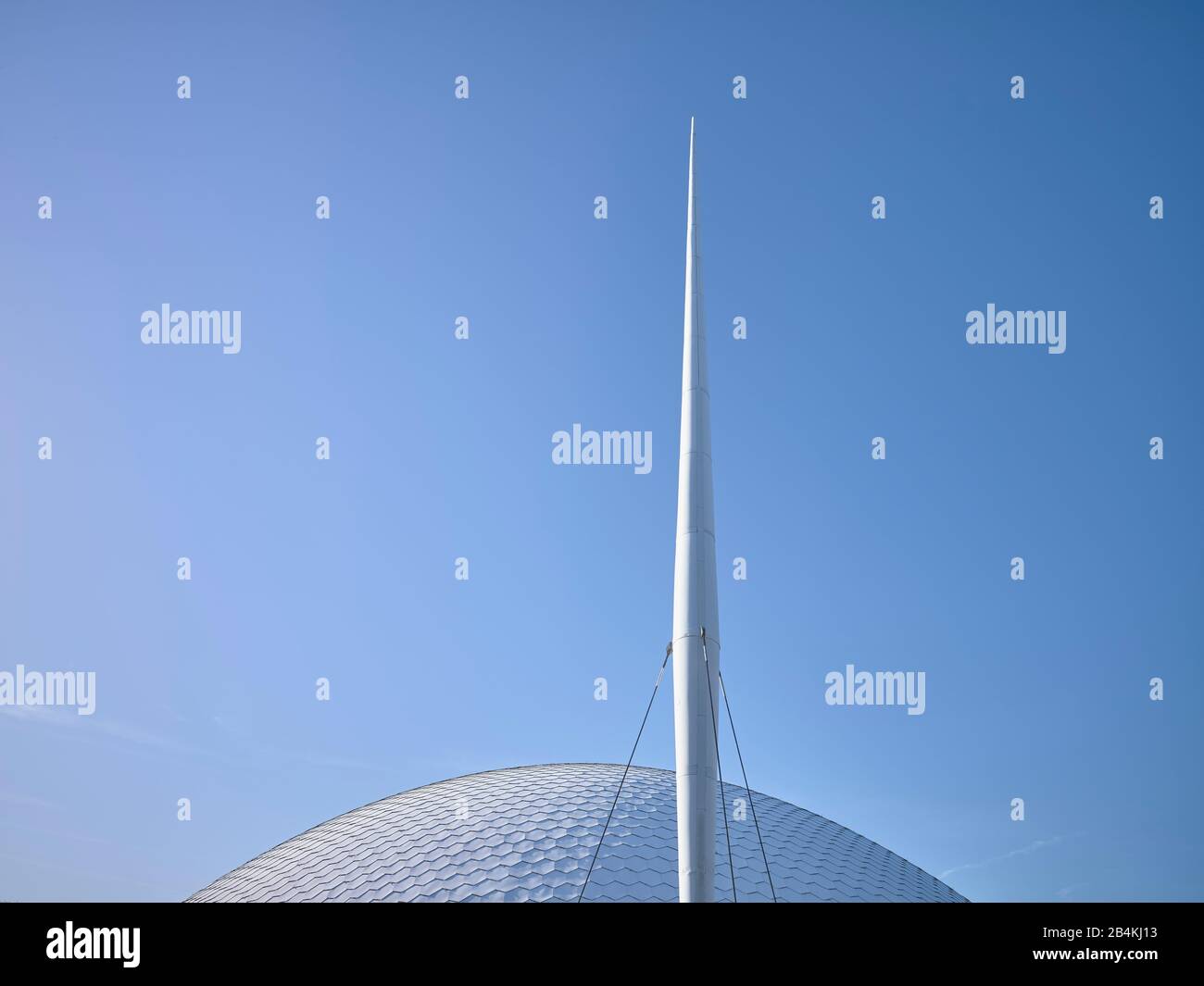 Blick in den Himmel über das Dach der Jahrhunderthalle Frankfurt, mit dem charakteristischen Mast auf der Terrasse im Vordergrund Stock Photo