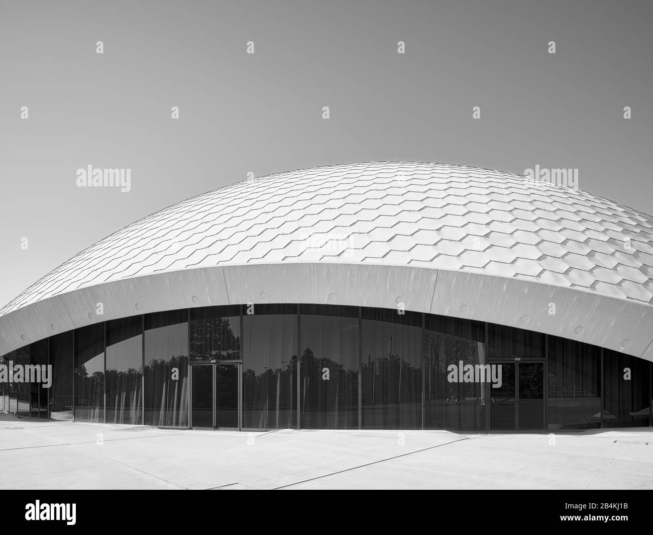 Die Schale des Dachs der Jahrhunderthalle Frankfurt mit seinen sechseckigen Schindeln und der Randversteifung Stock Photo