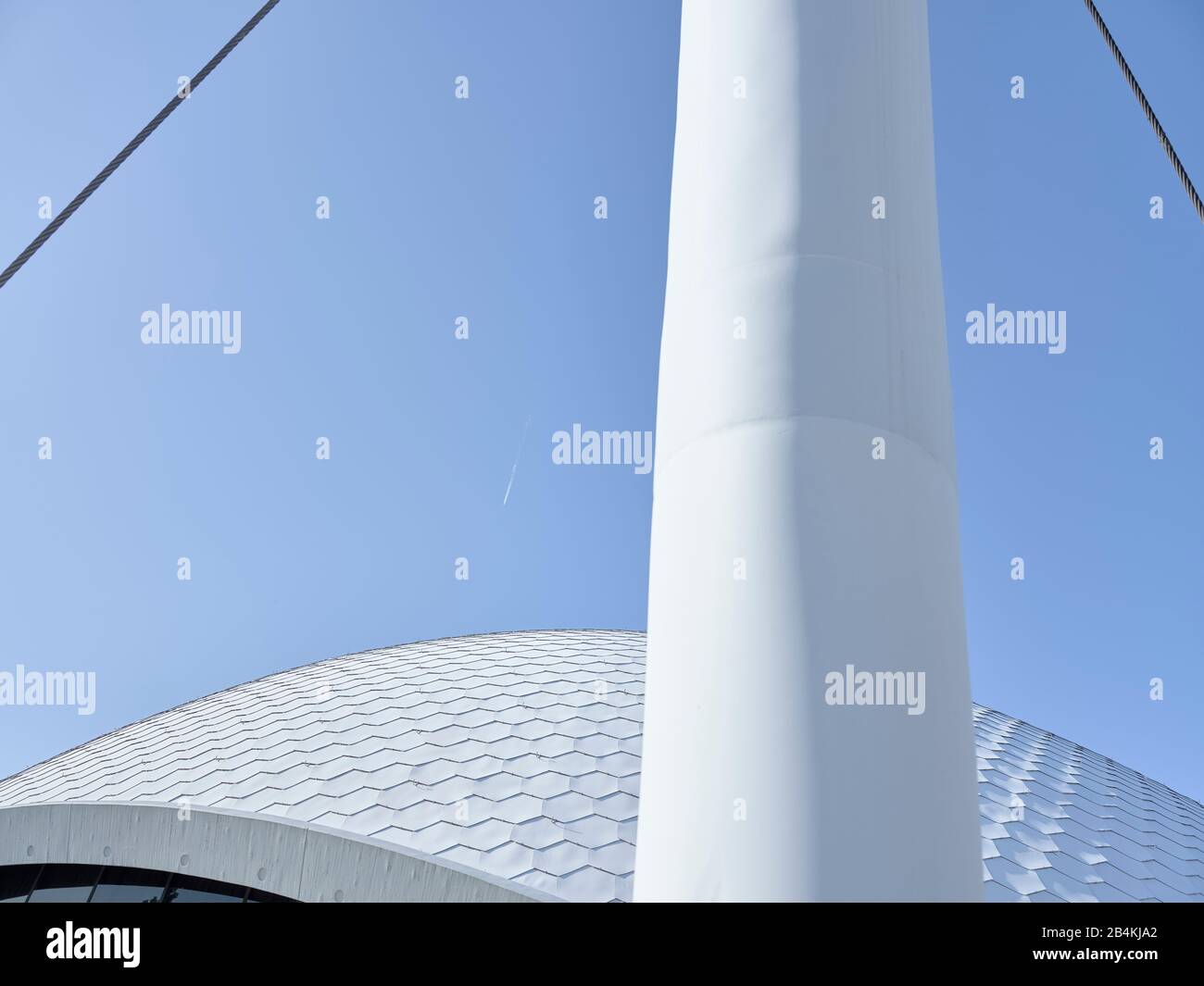 Blick in den Himmel über das Dach der Jahrhunderthalle Frankfurt, mit dem charakteristischen Mast auf der Terrasse im Vordergrund Stock Photo