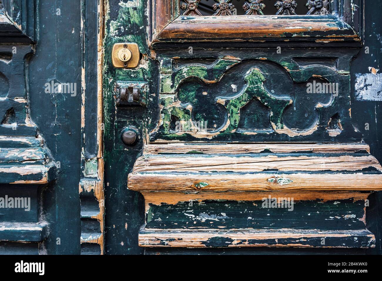 Europa, Portugal, Hauptstadt, Altstadt von Lissabon, Baixa, alte Haustür mit Schnitzkunst, Nahaufnahme Stock Photo