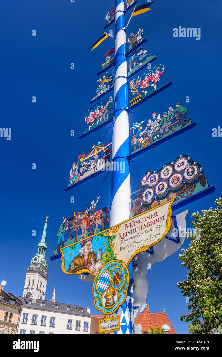 Deutschland, Bayern, Oberbayern, München, Viktualienmarkt, Maibaum, Alter Peter Stock Photo