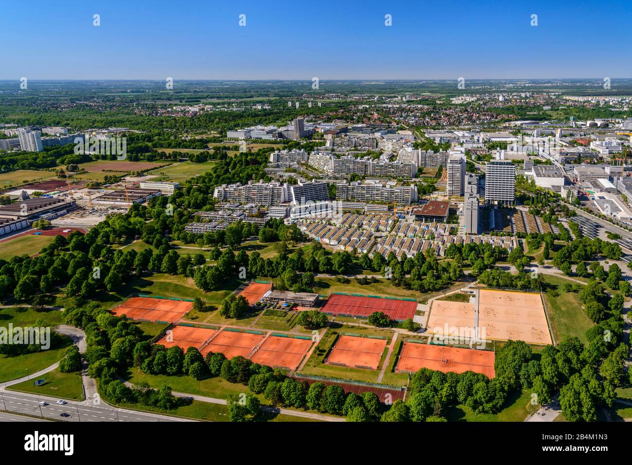Deutschland, Bayern, Oberbayern, München, Wohngebiet Olympisches Dorf mit Tennisplätzen, Blick vom Olympiaturm Stock Photo