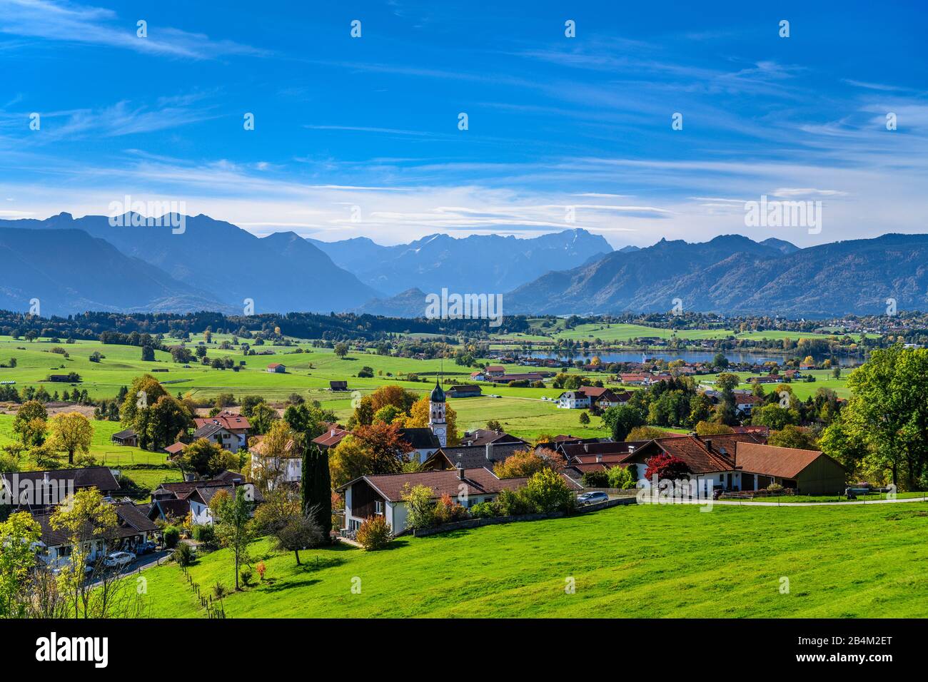 Deutschland, Bayern, Oberbayern, Pfaffenwinkel, Gemeinde Riegsee, Ortsteil Aidling, Ortsansicht mit Riegsee gegen Estergebirge, Wettersteingebirge und Stock Photo