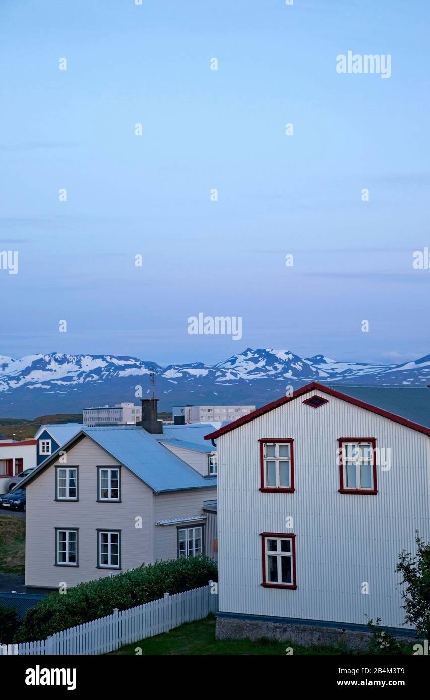 Häuser, Berge, Schnee, Island, Stykkishólmur Stock Photo