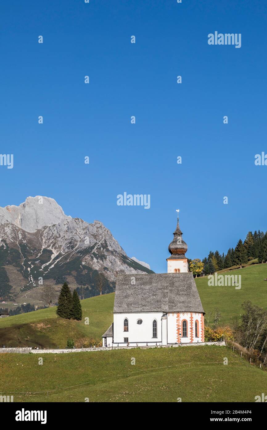 Pfarrkirche hl. Nikolaus, Dienten am Hochkönig, hinten das Hochkönigmassiv, Pinzgau, Land Salzburg, Österreich, Oktober 2019 Stock Photo
