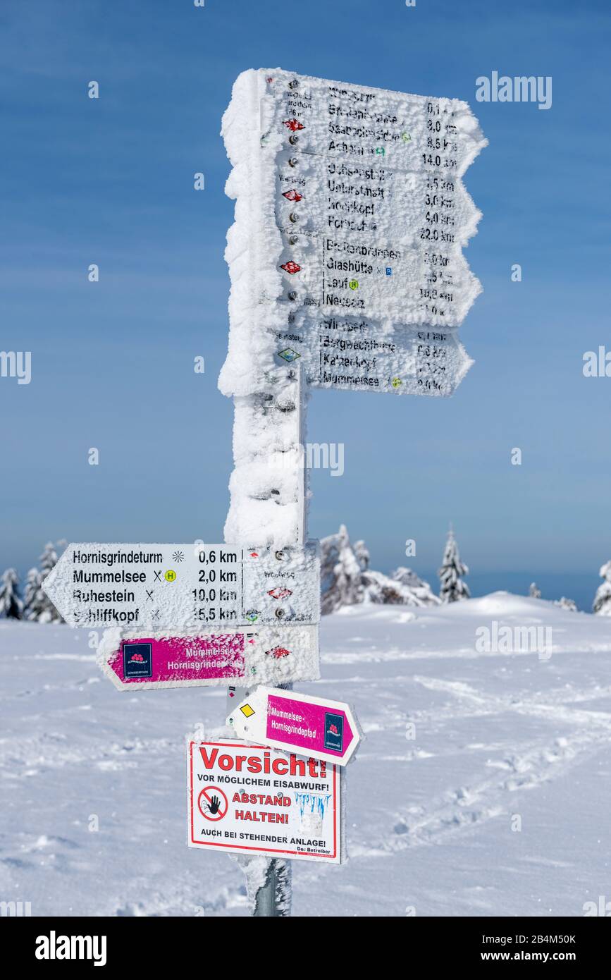 Deutschland, Baden-Württemberg, Schwarzwald, die Hornisgrinde mit 1163 m ist der höchste Berg des Nordschwarzwaldes. Wegweiser im Hochmoor. Stock Photo