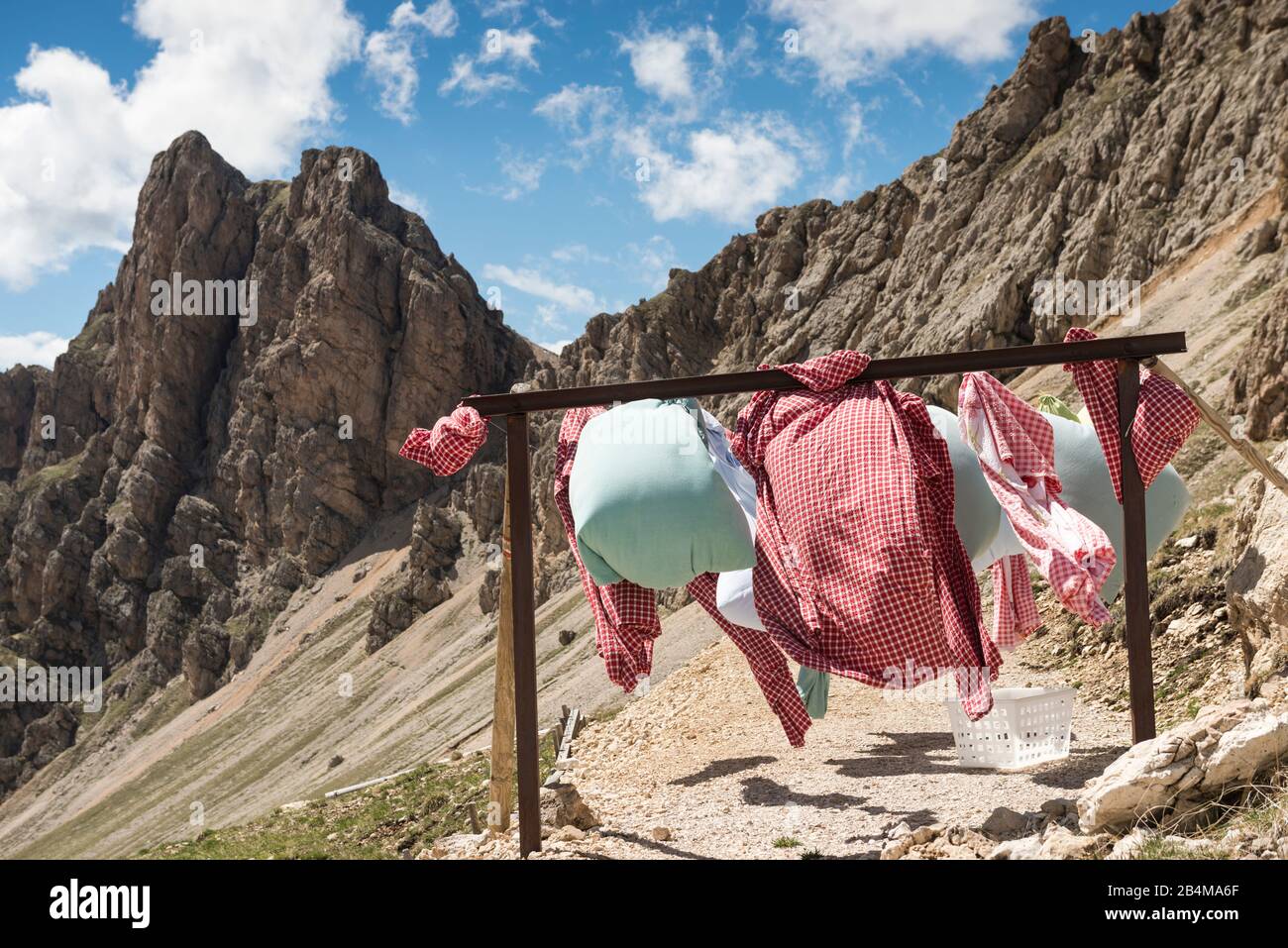 Italy, South Tyrol, Dolomites, Seiser Alm, bed linen dries on the Tierser Alpl Stock Photo