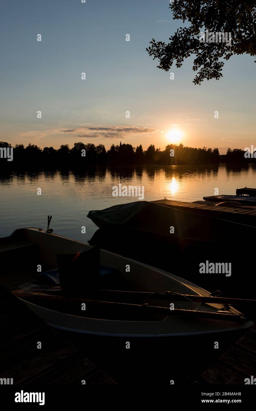 Deutschland, Baden-Württemberg, Illmensee, Fischerboote in der Abenddämmerung Stock Photo