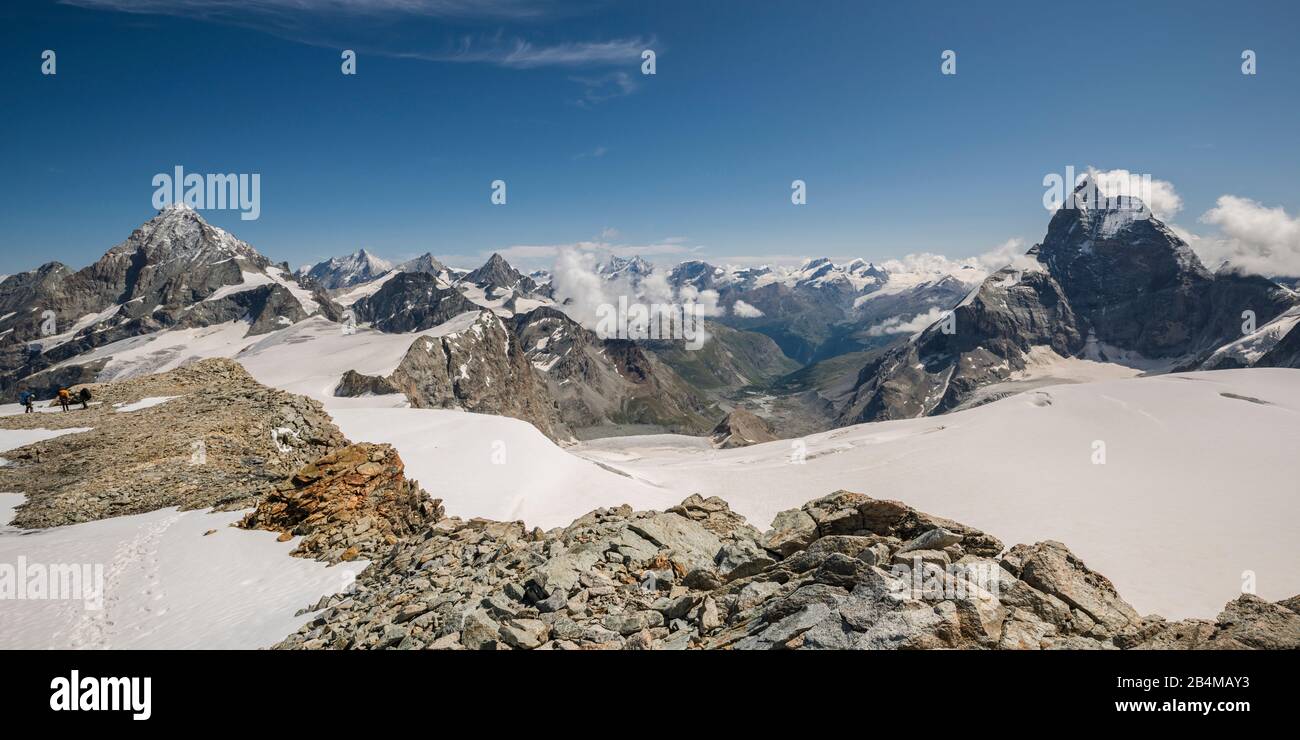 Schweiz, Wallis, Haute Route Chamonix Zermatt, Drei Bergsteiger auf dem Gipfel des Tete Blanche mit Dent Blanche, Weisshorn, Zinalrothorn, Obergabelho Stock Photo