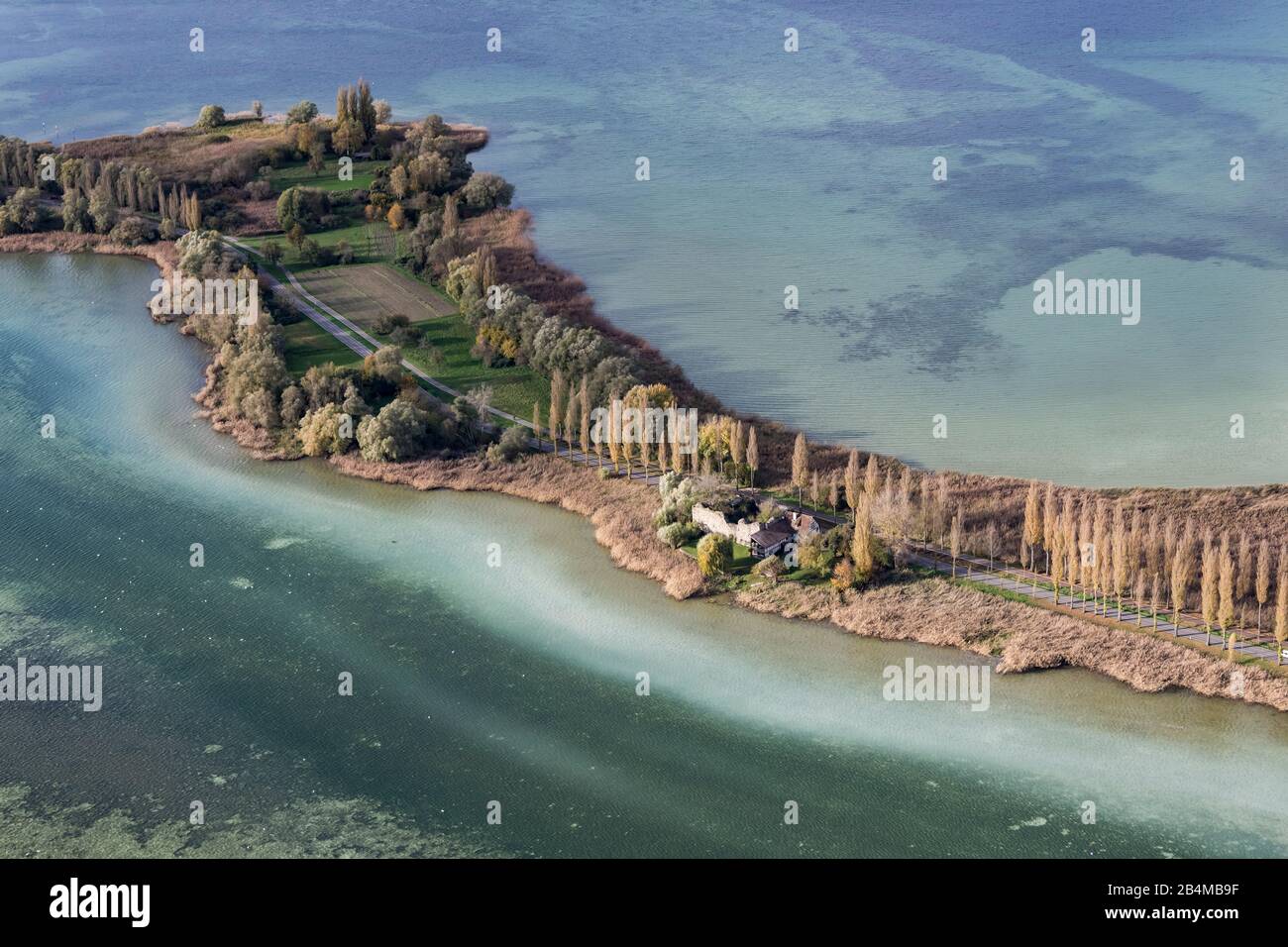 Germany, Baden-Wuerttemberg, Lake Constance, shallow water zone and Pirminstrasse dam from Constance to the island of Reichenau with South Sea flair from above Stock Photo