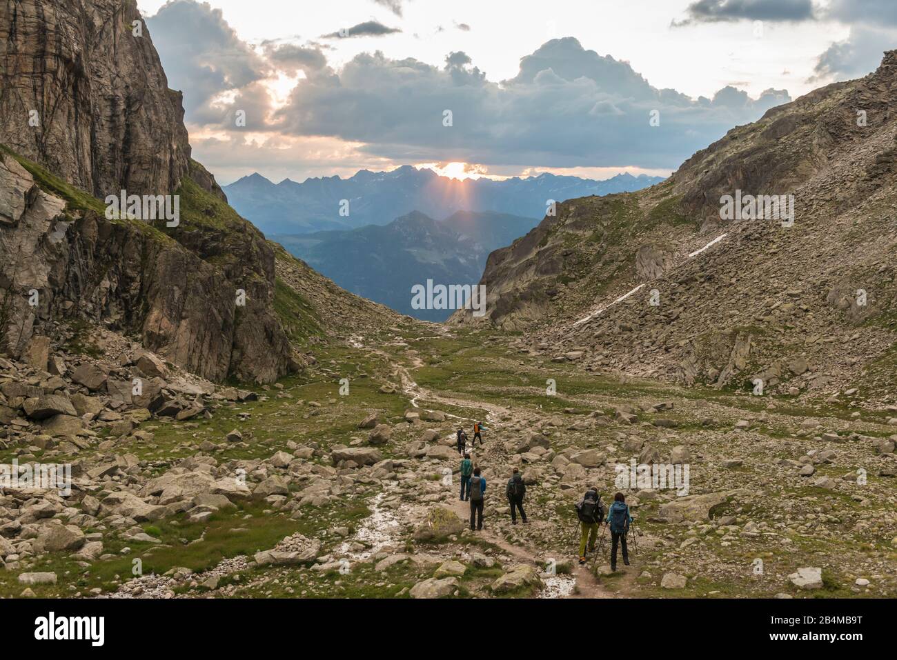 Schweiz, Wallis, Haute Route Chamonix Zermatt, Combe d'Orny, Acht Wanderer bewundern die Morgendämmerung über den Walliser Alpen Stock Photo