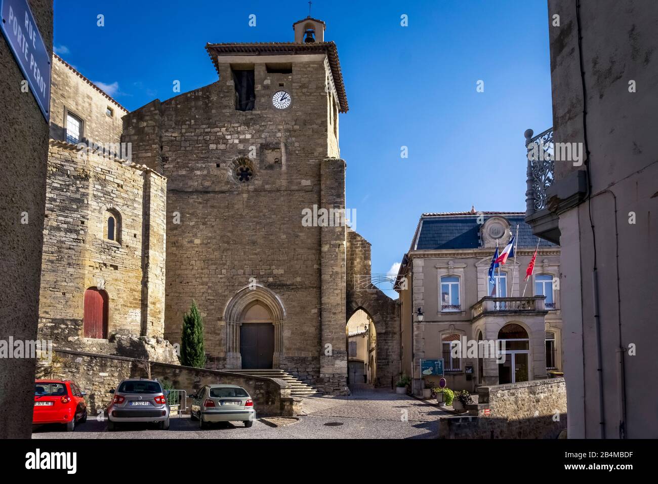 Die Pfarrkirche Notre Dame de Pitié stammt aus dem XIII Jahrhundert und wurde in ländlicher gotischer Architektur erbaut. Puissalicon gehört zum Typus Stock Photo