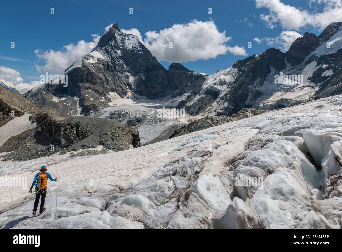 Schweiz, Wallis, Haute Route Chamonix Zermatt, Bergsteiger bei der Überquerung des Stockjigletscher mit Matterhorn - Zmuttgrat, Westwand und Liongrat Stock Photo
