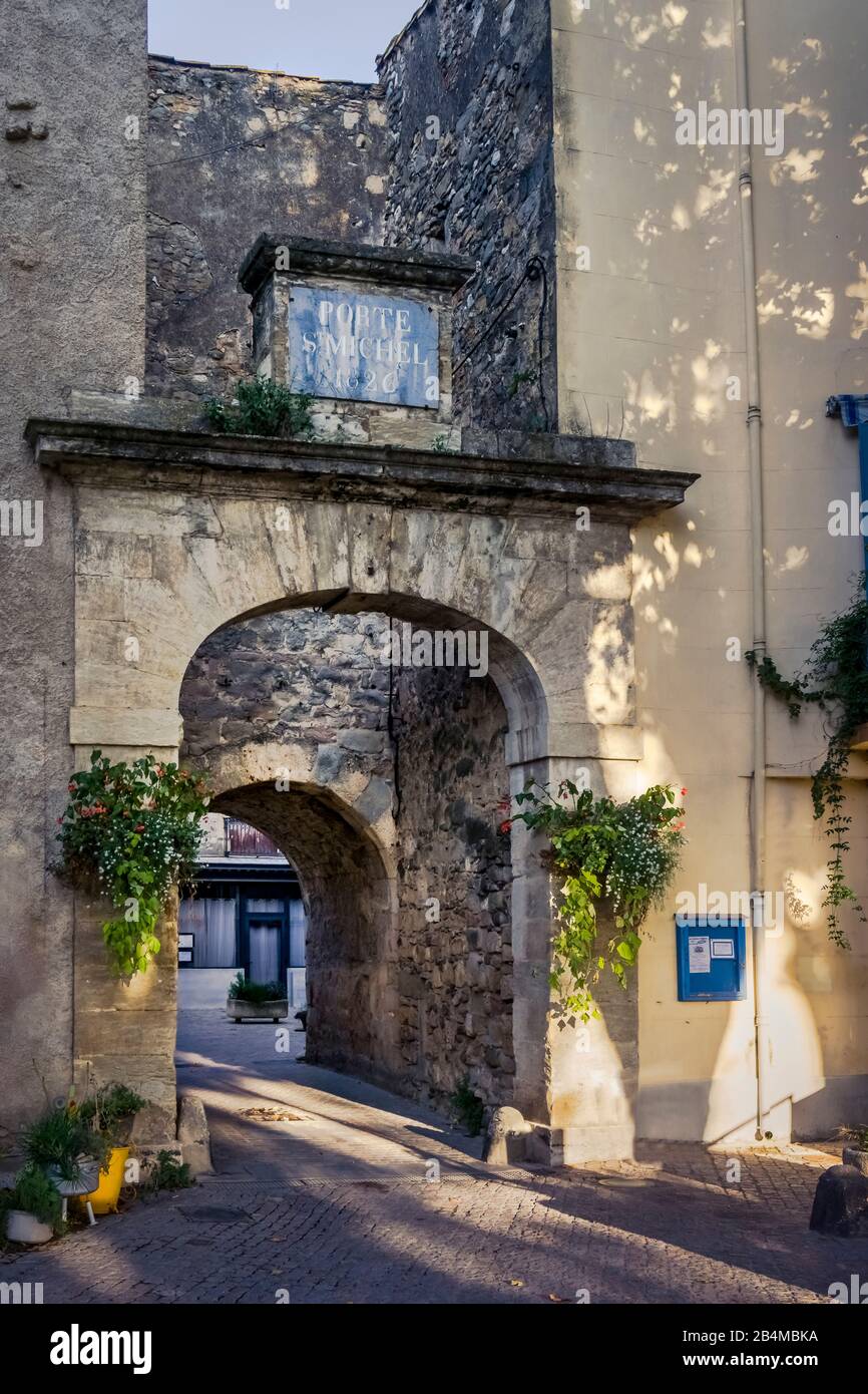Porte Saint Michel in Bize Minervois, Teil der Festungsmauer, im Mittelalter erbaut Stock Photo
