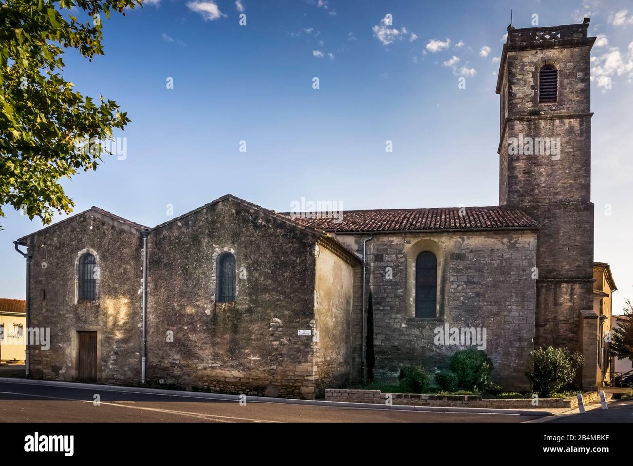 Die Pfarrkirche Saint Martin in Alignan du Vent wurde im XII Jahrhundert im romanischem Stil errichtet und mehrfach im XII und XVII Jahrhundert erweit Stock Photo