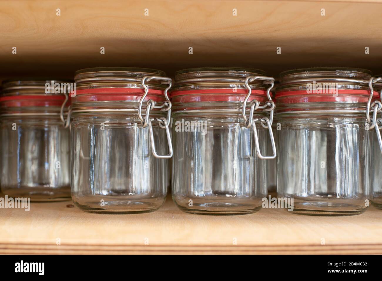 Blick auf Gläser zum Abfüllen von Lebensmitteln in einem Unverpacktladen Stock Photo