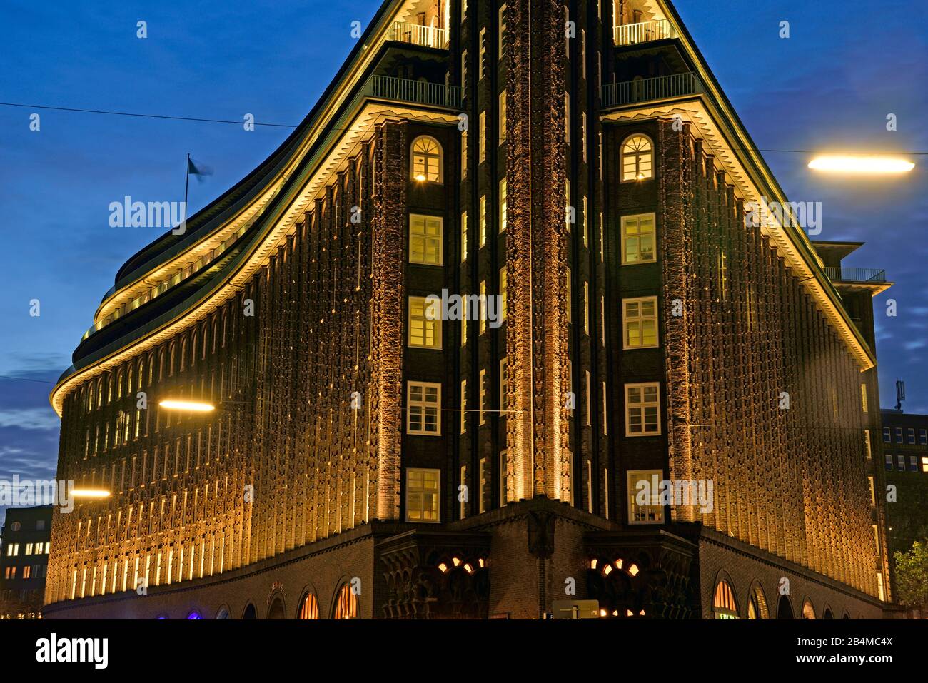 Europe, Germany, Hamburg, City, Kontorhausviertel, Chilehaus, clinker facade, built 1922 to 1924 by Fritz Höger, World Heritage Site, night, gable end, detail Stock Photo