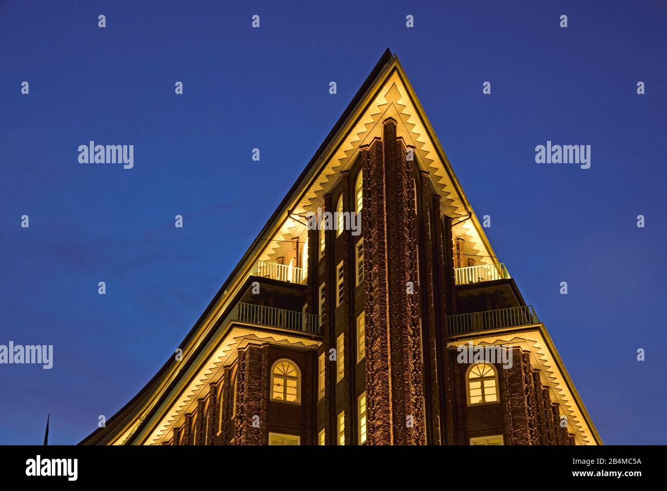 Europe, Germany, Hamburg, city, Kontorhausviertel, Chilehaus, clinker facade, built 1922 to 1924 by Fritz Höger, world cultural heritage, night, gable end, detail, roof top, Stock Photo