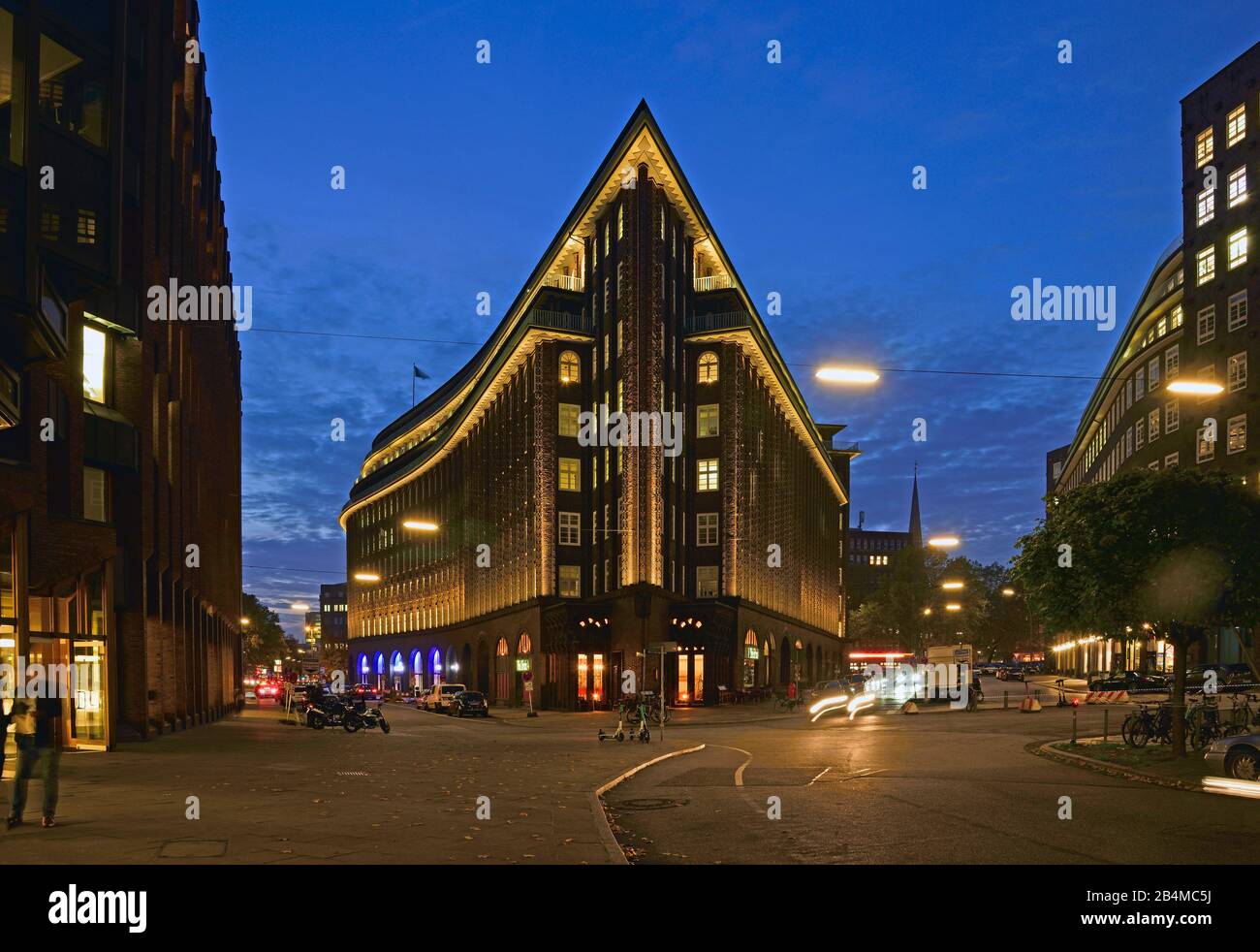 Europe, Germany, Hamburg, City, Kontorhausviertel, Chilehaus, clinker facade, built 1922 to 1924 by Fritz Höger, World Heritage Site, night, gable end Stock Photo