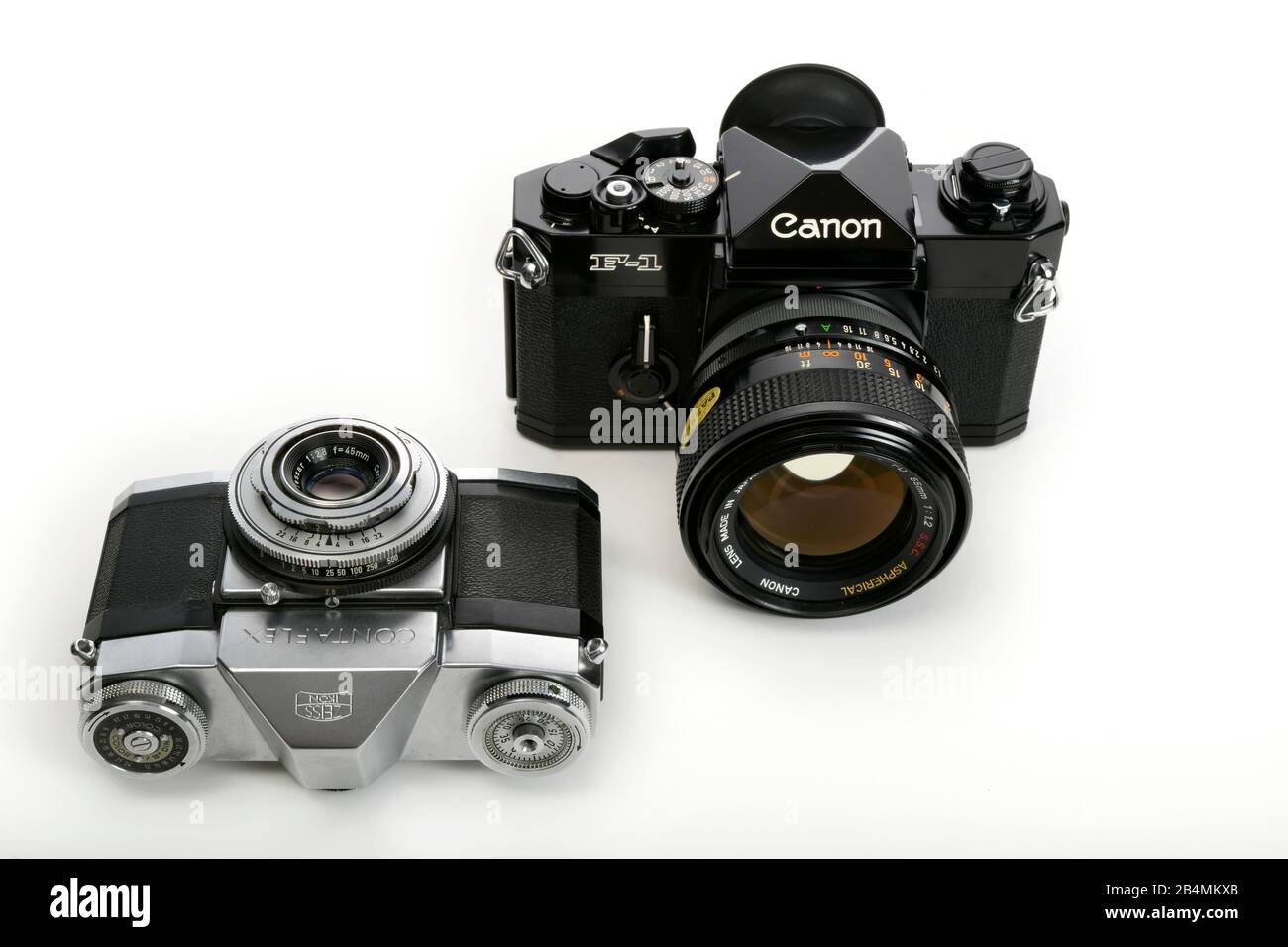20 Jahre Meilensteine der Kamerageschichte, Zeiss-Ikon Contaflex mit Tessar 2.8 45mm aus dem Jahr 1959 und Canon F-1 mit FD 1.2 55mm Aspherical aus de Stock Photo