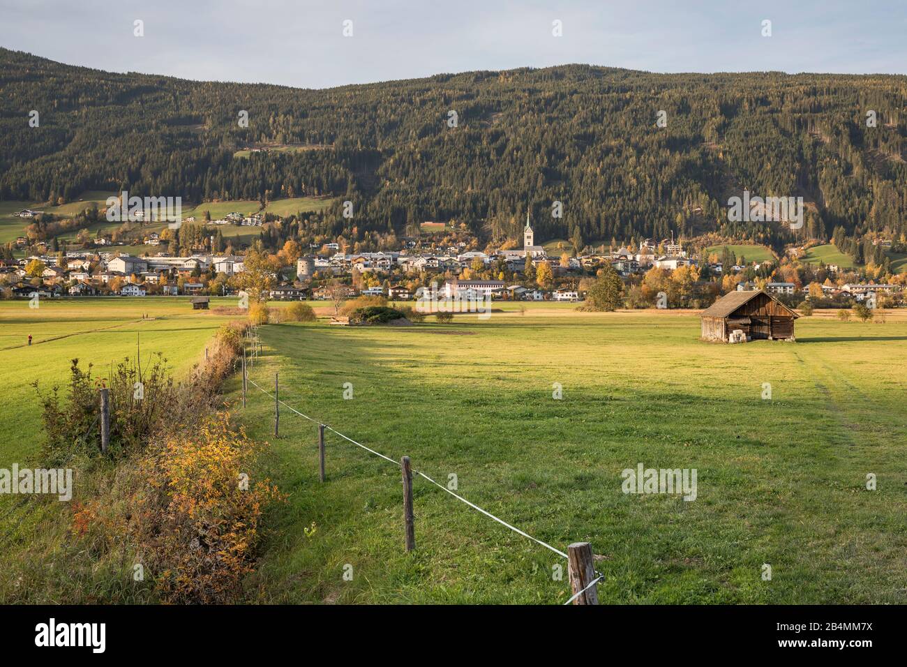 Blick über eine Weide im Ennstal nach Radstadt, hinten der Rossbrand, Pongau, Land Salzburg, Österreich, Oktober 2019 Stock Photo