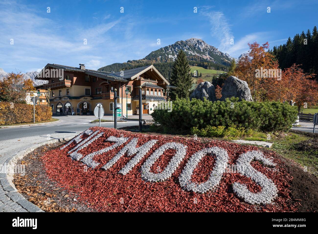 Filzmoos, hinten der Rötelstein (auch Rettenstein 2245 m), Bezirk St. Johann im Pongau, Land Salzburg, Österreich, Oktober 2019 Stock Photo
