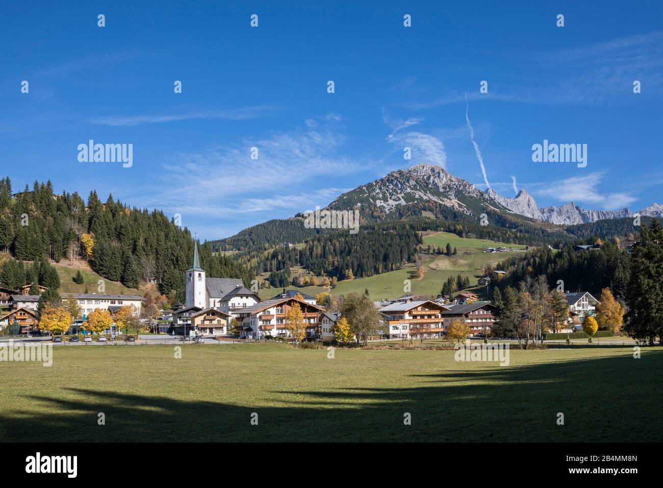Blick auf Filzmoos, hinten der Rötelstein (auch Rettenstein 2245 m), Bezirk St. Johann im Pongau, Land Salzburg, Österreich, Oktober 2019 Stock Photo