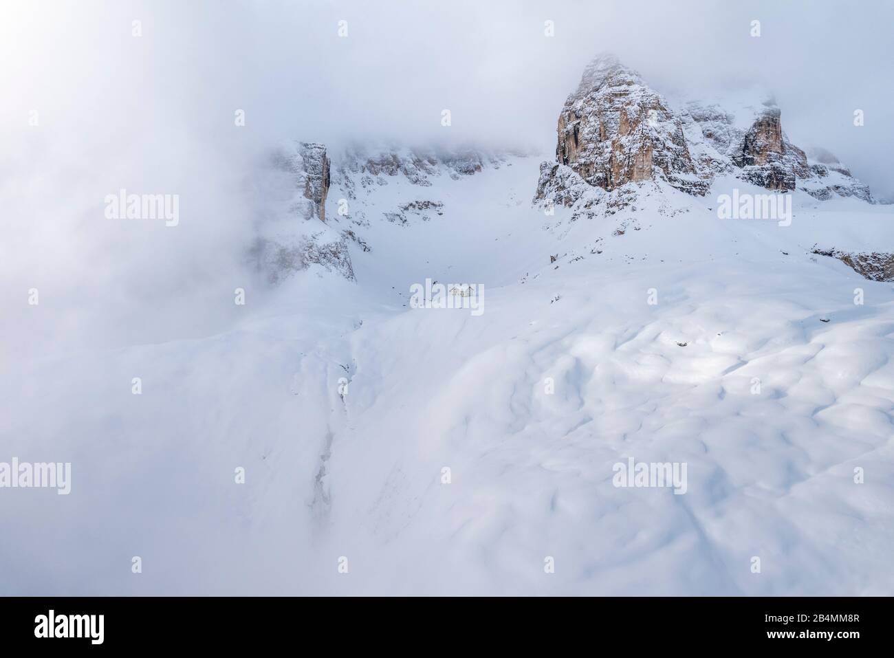 Colfosco, Hochabtei, Provinz Bozen, Südtirol, Italien, Europa. Luftbildaufnahme der Pisciaduhütte in der Sellagruppe Stock Photo