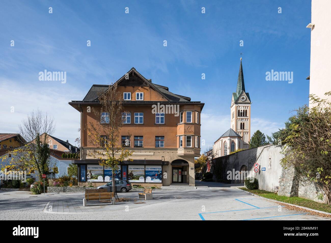 Prehauserplatz und Pfarrkirche Mariä Himmelfahrt, Radstadt, Pongau, Land Salzburg, Österreich, Oktober 2019 Stock Photo
