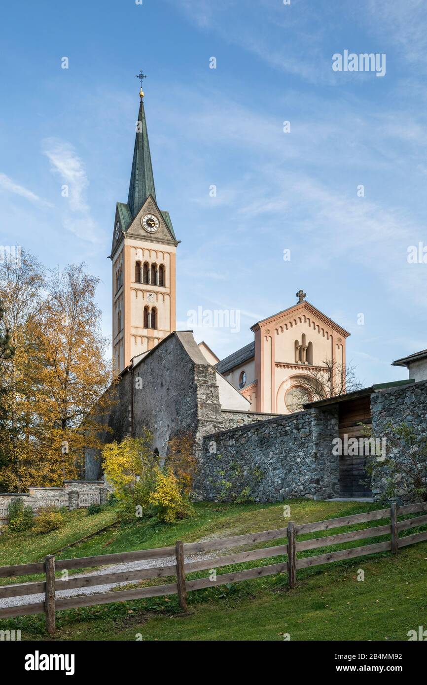 Die Katholische Pfarrkirche Mariä Himmelfahrt, Radstadt, Pongau, Land Salzburg, Österreich, Oktober 2019 Stock Photo