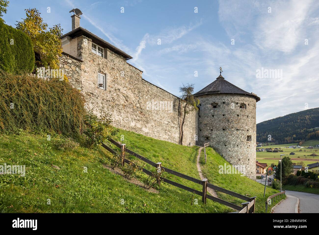 Historische Stadtmauer und Hexenturm, Radstadt, Pongau, Land Salzburg, Österreich, Oktober 2019 Stock Photo
